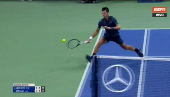 Novak Djokovic emuló a Roger Federer pasando el balón por al costado de la net | Foto: captura