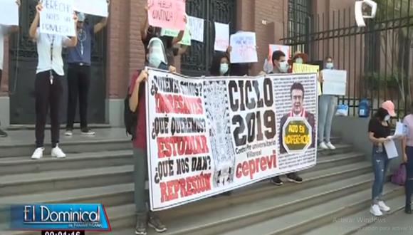 Los jóvenes protestaron en la sede de la Universidad Nacional Federico Villarreal (UNFV). (Foto: El Dominical)