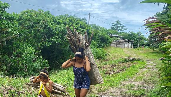 Una señora con su hija cargan leña. (Foto: Rember Yahuarcani)