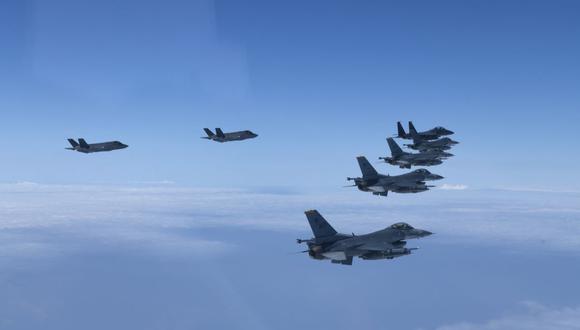 Aviones de combate de Corea del Sur, incluidos cazas furtivos F-35, y aviones F-16 de Estados Unidos, vuelan en formación táctica, en respuesta a pruebas de misiles de Corea del Norte. (HANDOUT / SOUTH KOREAN DEFENCE MINISTRY / AFP).