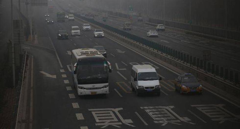 Los vehículos viajan a lo largo de una carretera durante un día contaminado en Pekín, China. Según un informe de la ONU, las emisiones de CO2 aumentaron por primera vez en cuatro años. (Foto referencial: EFE)