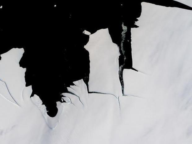 Kawałek lodu o powierzchni 70 kilometrów kwadratowych rozbija szelf lodowy King Badwin na Antarktydzie.