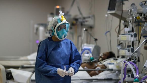 Una enfermera realiza un control a enfermos de coronavirus en el Hospital del Bicentenario de Esteban Echeverria en Buenos Aires. (Foto: EFE/ Juan Ignacio Roncoroni).