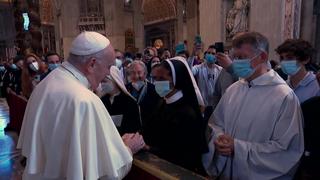 El papa saluda a monja colombiana recién liberada en Malí tras años de secuestro