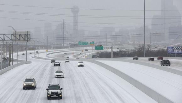 Automóviles circulan por una carretera helada mientras el clima frío se desplaza por Dallas, Texas, el 31 de enero de 2023. (Foto de Shelby Tauber / Reuters)