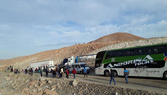 La Panamericana Sur, en Arequipa, continúa bloqueada por los conductores de camiones. La medida de protesta lleva cinco días (Foto: Zenaida Condori).