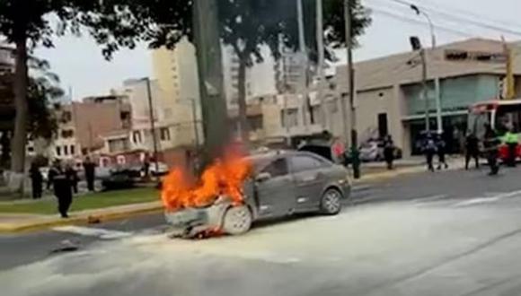 Un auto se incendio cuando circulaba por la avenida La Marina, en Pueblo Libre. (Foto: Difusión)