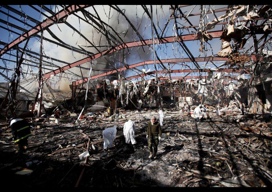 Yemen: La destrucción tras el bombardeo que deja 140 muertos - 8