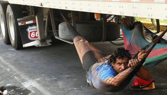 El bloqueo de carreteras ha llevado a que los camioneros busquen alternativas para dormir. (AFP)