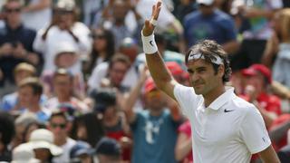 Federer debutó arrollando a Lorenzi y avanzó en Wimbledon
