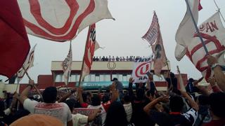 Hinchas de Universitario realizaron banderazo en Campo Mar mostrando su apoyo al equipo