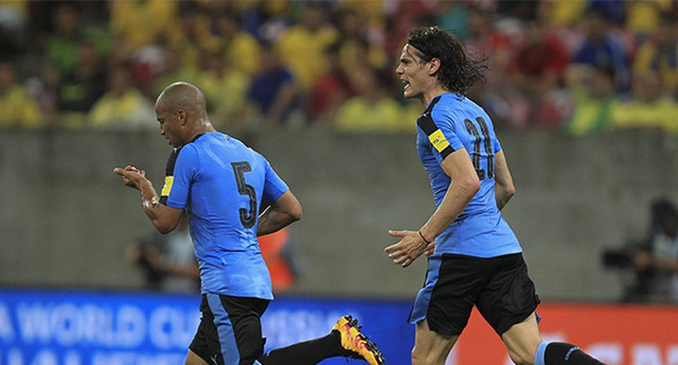 Edinson Cavani anotó el descuento para Uruguay en el minuto 31 y el partido aún está abierto. (Foto: EFE)