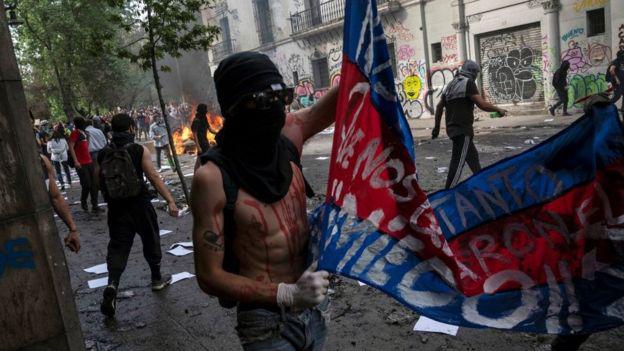 Muchos jóvenes en Chile no ven cómo la democracia puede protegerles. Foto: Getty images, vía BBC Mundo