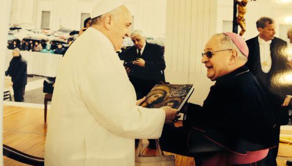 Papa Francisco recibe libro "Tesoros de la Catedral del Cusco"