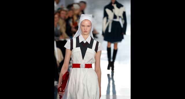 Los vestidos son similares a los trajes que utilizan las enfermeras. Estos fueron hechos por tela de algodón, camisas de manga corta y por un cinturón de elástico rojo. La colección estuvo a cargo de John Galiano para Maison Margiela. (Foto:AFP)