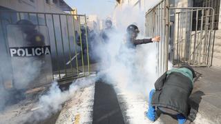 Marcha nacional: asistentes intentan derribar rejas y PNP los repliega con gas lacrimógeno
