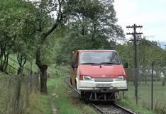 De un auto clásico de los 80 a locomotora: así se transformó el Ford Transit diésel en Rumanía | VIDEO