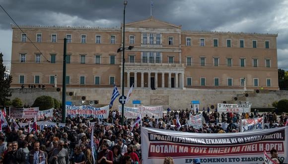 Manifestantes marchan por las calles de Atenas el 12 de marzo de 2023 durante una protesta por la peor tragedia ferroviaria del país que mató a 57 personas. (Foto de ANGELOS TZORTZINIS / AFP)