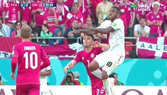 Perú vs. Dinamarca: Farfán impactó con volante danés en el Mundial Rusia 2018. (Foto: captura de video)