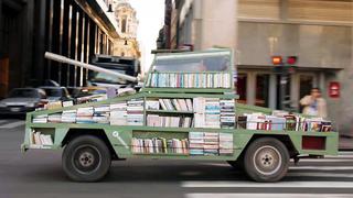 Un artista reparte libros en Argentina dentro de un tanque