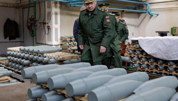 Esta imagen del archivo publicada por el Ministerio de Defensa de Rusia el 6 de abril de 2023 muestra al Ministro de Defensa Sergei Shoigu visitando una fábrica de municiones en la región de Nizhny Novgorod. (Foto por Folleto / Ministerio de Defensa Ruso / AFP)
