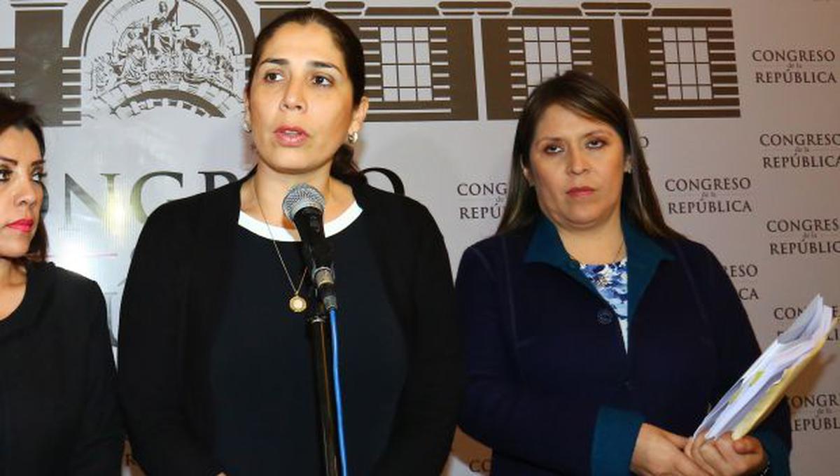 Úrsula Letona (al centro) anunció este miércoles su renuncia a Fuerza Popular. (Foto: Congreso)