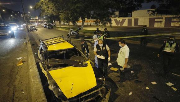 Bomberos y policías llegaron al lugar para auxiliar a la víctima pero solo pudieron constatar su deceso. (Foto: GEC)