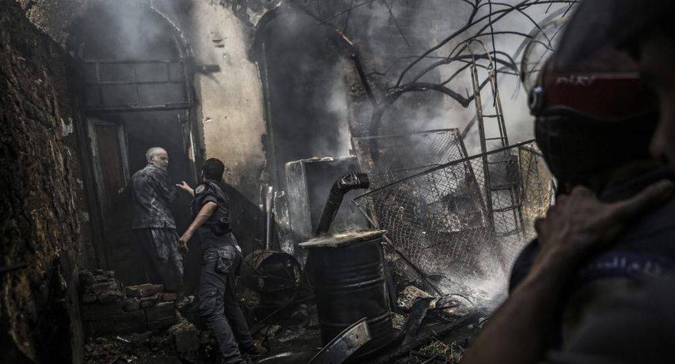 Bomberos intentan extinguir un incendio tras un bombardeo de las fuerzas leales al gobierno sirio en Douma, en las afueras de Da
