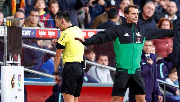 Juez de la Liga española analiza un cobro mediante el sistema de videoarbitraje. (Foto: Reuters)