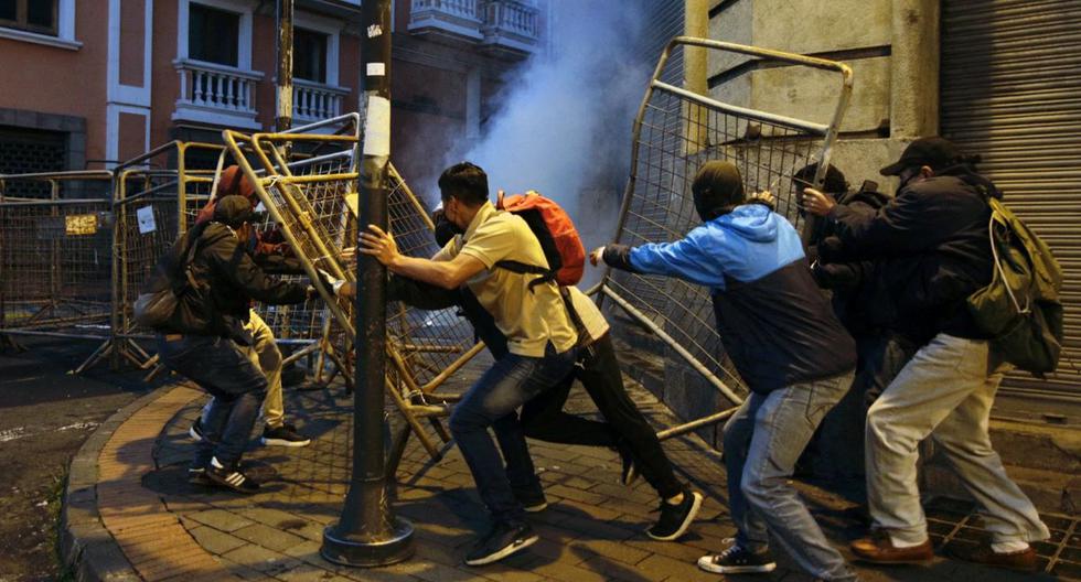 Manifestantes chocan con la policía en el centro histórico de Quito, Ecuador, el 15 de junio de 2022. (CRISTINA VEGA RHOR / AFP).