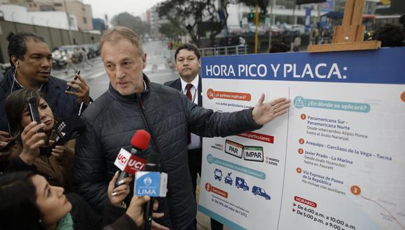 Alcalde de Lima, Jorge Muñoz, informa que la primera etapa del 'píco y placa', sin sanción, fue positiva. (Foto: Anthony Niño De Guzmán)