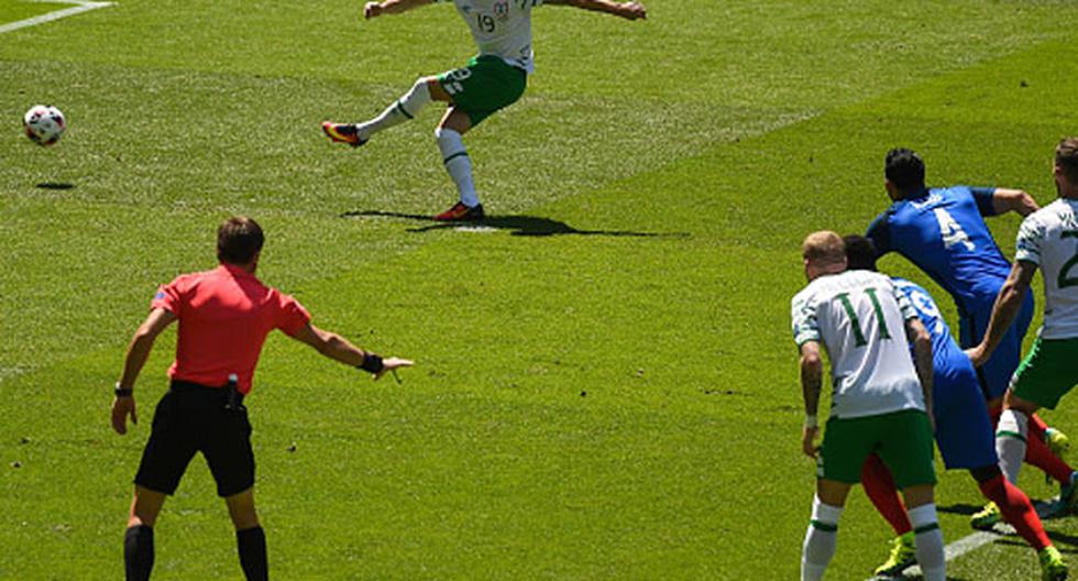 Robbie Brady anotó el 1-0 para Irlanda de penal | Foto: Getty Images