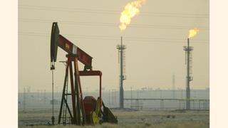 Precio del petróleo sube, pero se encamina a pérdida semanal por conversaciones para destrabar oferta 