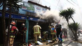Magdalena: ocho unidades de bomberos controlan incendio en distribuidora de plástico 