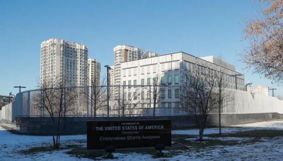 Vista del exterior de la Embajada de EE.UU. en Kiev, Ucrania, en una fotografía de archivo. (EFE/Sergey Dolzhenko)