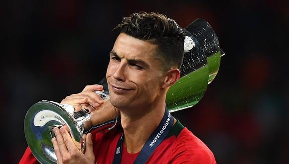 Cristiano Ronaldo levantando su segundo trofeo con Portugal. (Foto: AFP)