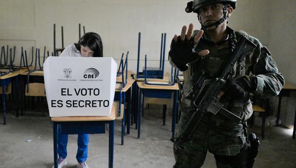 Una persona vota bajo fuertes medidas de seguridad en un colegio electoral en Canuto, provincia de Manabí, durante las elecciones presidenciales ecuatorianas, el 20 de agosto de 2023. (Foto de Rodrigo BUENDIA / AFP)