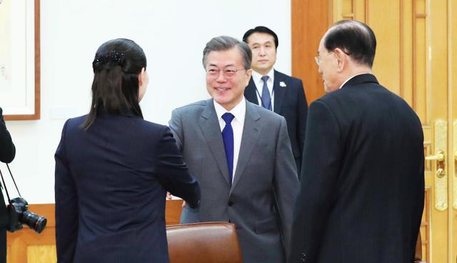 El mandatario surcoreano tuvo un histórico apretón de manos con la hermana de Kim Jong-un. (Foto: AFP)