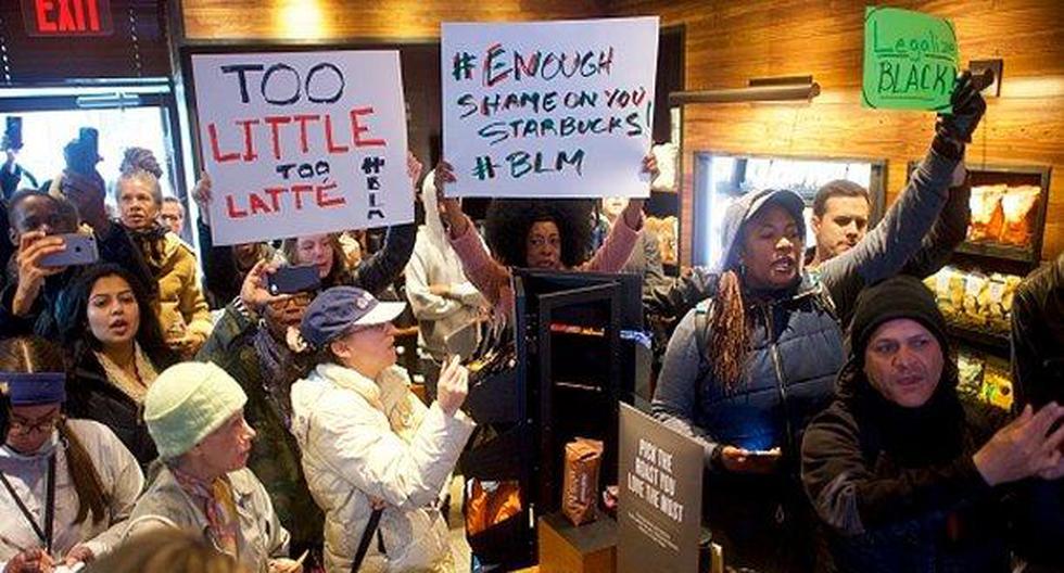 La compañía hizo el anuncio al poco del polémico incidente en que dos hombres de raza negra fueron detenidos en una de sus cafeterías, lo que generó una protesta. (Foto: Getty Images)