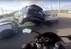 YouTube: Motociclista se salvó de ser aplastado por una camioneta [VIDEO]