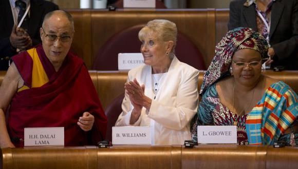 El encuentro concluy&oacute; hoy en Roma. En la imagen (de izquierda a derecha), el l&iacute;der religioso tibetano Dalai Lama, la activista liberiana Leymah Gbowee y la norirlandesa Betty Williams. (Foto: Reuters)