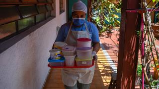 Golpeados por el coronavirus y la crisis, comedores escolares en Venezuela cocinan para llevar | FOTOS