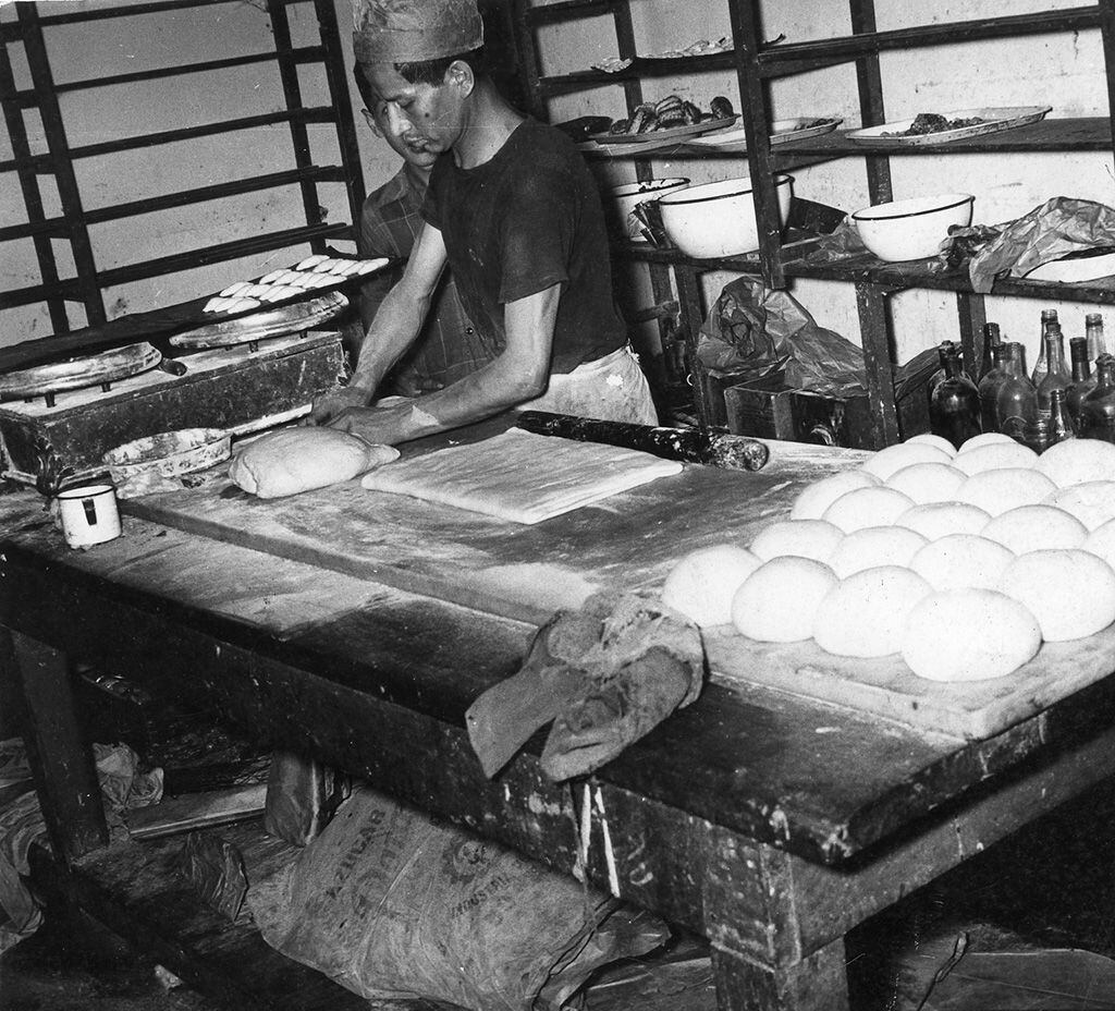 Imagen tomada el 2 de abril de 1955. En ella, se ve a un panadero preparando el tradicional pan de dulce de Semana Santa. (Foto: GEC Archivo Histórico)