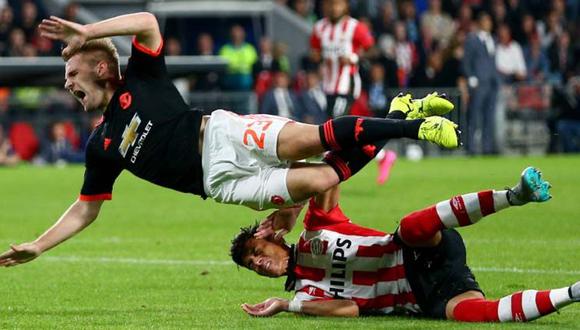 La entrada generó muchas críticas en Inglaterra por la acción del defensor mexicano, que no fue señalada por el árbitro del partido. (Foto: AP)