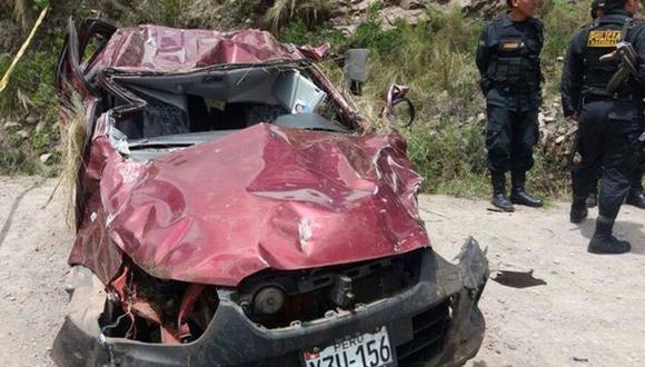 Entre los fallecidos, en la v&iacute;a Cusco - Paruro, hay una menor de edad. La Polic&iacute;a y bomberos rescataron los cuerpos. (Foto: Andina)
