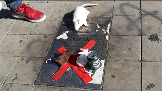 Real Madrid vs. Atlético de Madrid: ratas de peluche en la placa de Courtois en el Metropolitano