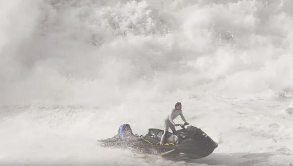 El video del peligroso rescate de un surfista atrapado entre las gigantes olas  de Portugal. Foto: Captura de video