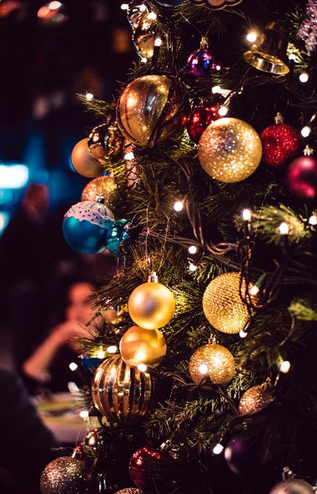 Si lo que buscas es un ambiente positivo en esta Navidad, presta atención a estos trucos caseros y entérate si la forma cómo estás decorando tu árbol es la adecuada y aplícalo en casa con el Feng Shui. (Foto: Burak The Weekender | Pexels)