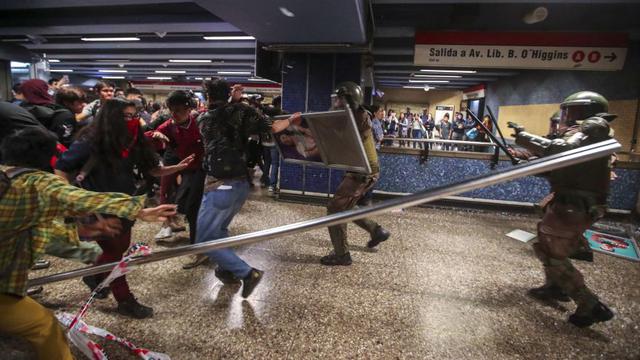 Disturbios en Chile por el alza de la tarifa del Metro. (Foto: EFE).