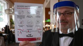 Cafés y restaurantes abren sus puertas bajo severas restricciones por el coronavirus en Austria | FOTOS